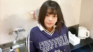 Một học sinh có gương mặt ngây thơ bú dương vật của bố dượng