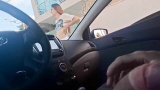 Cô gái phát hiện người lạ sục và cái kết