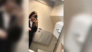 Tiếp viên hàng không trong wc máy bay