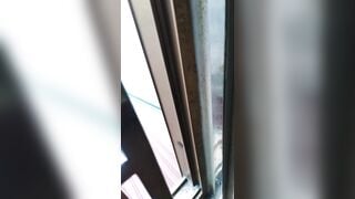 Ngắm gái đi đường và xuất tinh