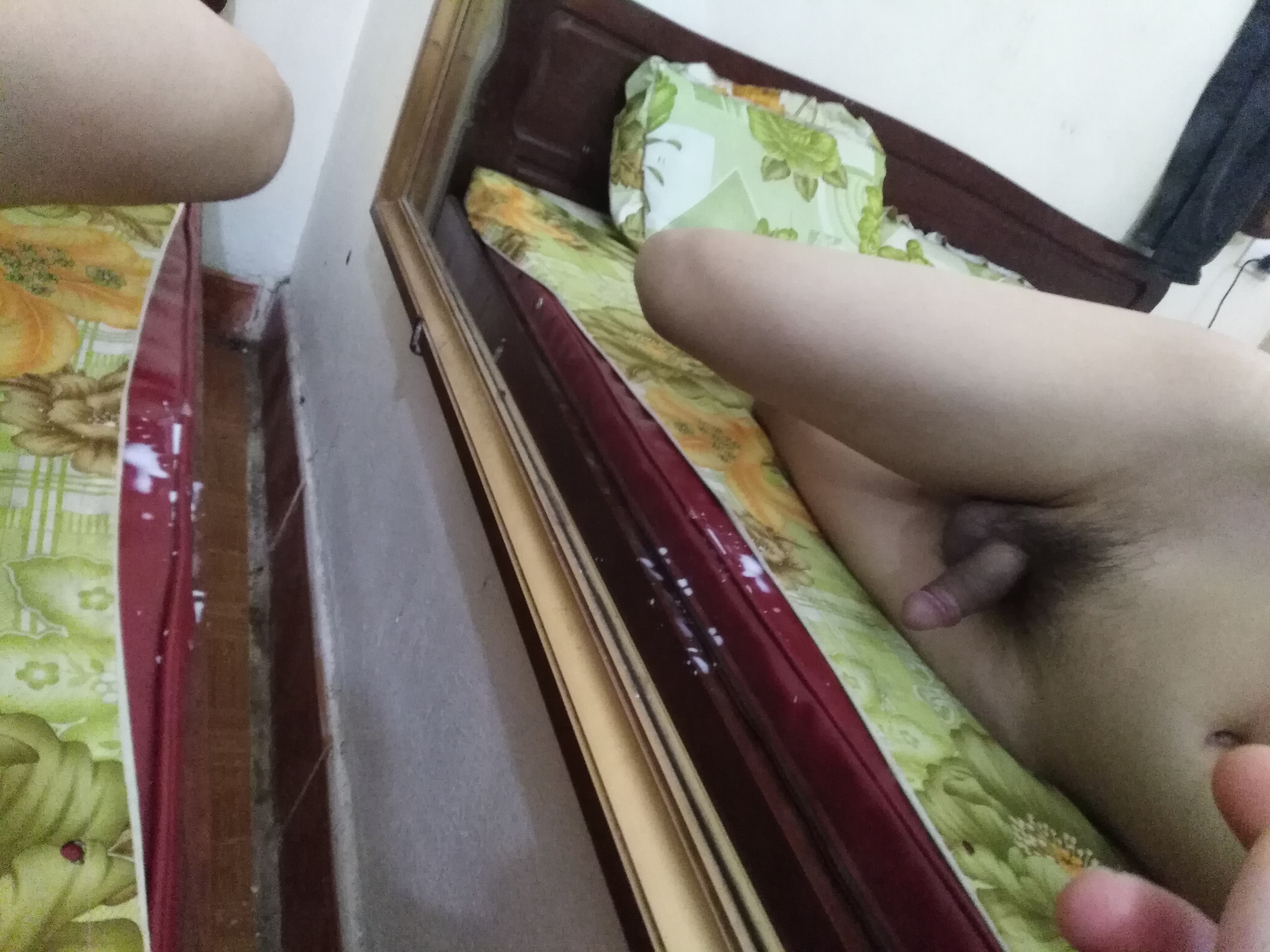 Ngắm gái đi đường và xuất tinh