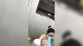 Liều mình leo tường quay lén em teen sinh viên kính cận đi tắm xém bị phát hiện