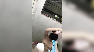 Liều mình leo tường quay lén em teen sinh viên kính cận đi tắm xém bị phát hiện