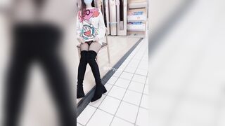 E teen dâm chân dài mình dây lột đồ khoe lồn dâm đi dạo mua đồ trong siêu thị p2