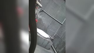 Quay lén gái xinh đi đái trong quán cà phê p2