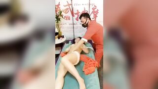 Chị gái máy bay đi massage body bị nhân viên đè ra địt toét lồn luôn