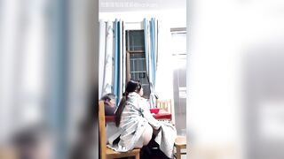 em gái xem tv cùng bà mà vẫn thẩm được 😱😱 P2