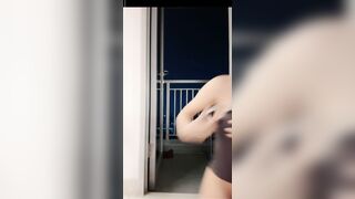 E Gái Xinh Loli Live sex Khoe Vú lồn Khoả thân ở Ban công nửa đêm
