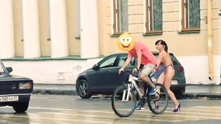 Tuột váy trên đường phố xem phản ứng người đi đường