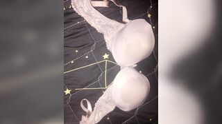 sục rồi bắn tinh lên áo lót ren của cô giáo Tiếng Anh dâm