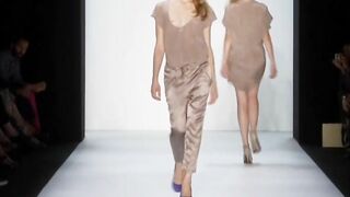 Người mẫu trên sân khấu calk word 4