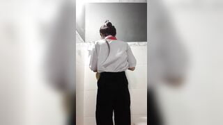Em học sinh quay clip tự tắm