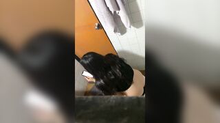 Quay lén gái văn phòng đi đái