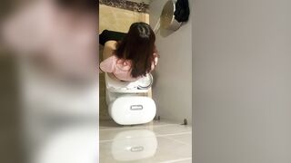 Quay lén gái văn phòng đi đái