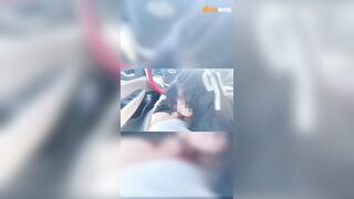 Đg lái xe mà e tụt quần a ra đòi bú cu bằng tấp vào lề cho e bú public trên xe