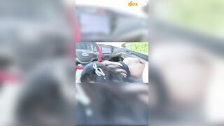 Đg lái xe mà e tụt quần a ra đòi bú cu bằng tấp vào lề cho e bú cặc public trên xe p3