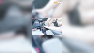 Đg lái xe mà e tụt quần a ra đòi bú cu bằng tấp vào lề cho e bú cặc public trên xe p4