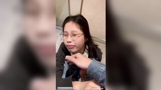 2 E HS LOVE 10 TRỐN VÀO WC BÚ MÚT CHO NHAU