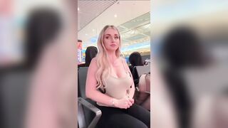 Cô gái vào quán cà phê cởi áo ngực ra kìa