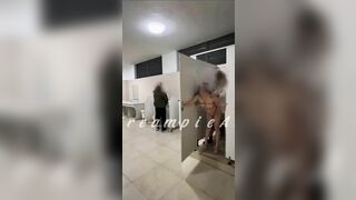 Cô gái vào toilet bị đụ bị người ta phát hiện