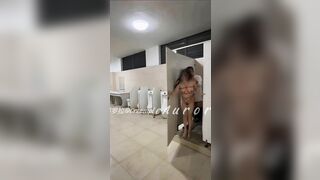 Cô gái vào toilet bị đụ bị người ta phát hiện