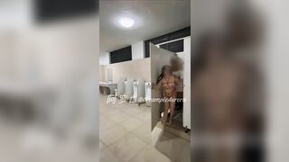 Cô gái vào toilet bị đụ bị người ta phát hiện