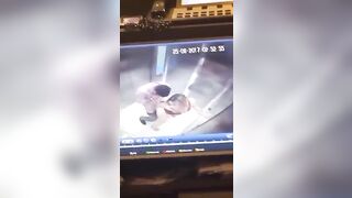 Chịch lén trong thang máy bị camera an ninh quay lại