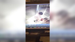 Chịch lén trong thang máy bị camera an ninh quay lại