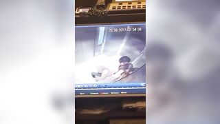 Chịch lén trong thang máy bị camera an ninh quay lại