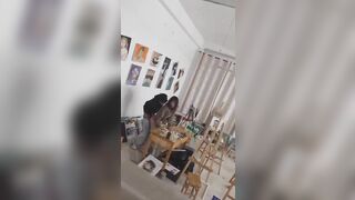 2 em sinh viên hội họa đụ nhau ngay trong phòng vẽ