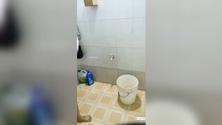 Đặt cam quay lén trong nhà tắm quay lén nhỏ em họ dễ thương đi tắm thay đồ