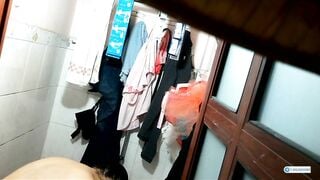 Quay lén bé em họ đi tắm