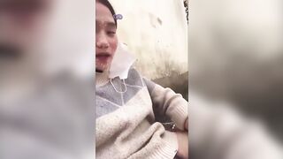 Em nữ sinh lén thủ dâm trong sân trường luôn dâm vãi