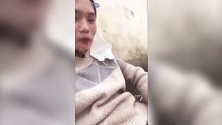 Em nữ sinh lén thủ dâm trong sân trường luôn dâm vãi