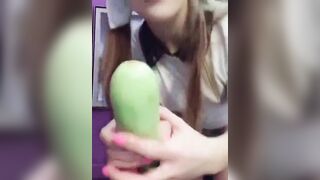 Em gái thủ dâm lỗ đít bằng quả bí cực dâm