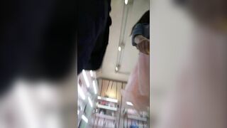 Quay lén quần lót e teen váy hồng đi chơi với bồ trg TTTM,phòng thủ quá hớ hênh