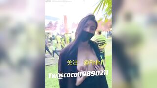 Dâm nữ khỏa thân móc lồn public trg lễ hội ngay sau lưng đám đông