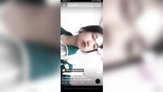 Mặt thì học sinh mà ngực phụ huynh