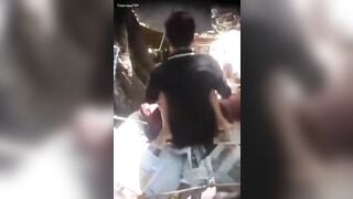 Sao lại địt nhau giữa chốn đông ng thế này