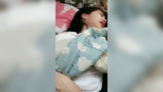 Tranh thủ móc lồn lúc e nó ngủ