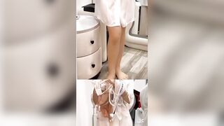 Con gái chuẩn bị trước khi hẹn hò