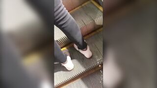 Đái lén lên cô em may mắn