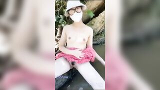 39,77Trời nắng quá thì ta ra suối vào bụi cây làm tình chịch cho mát