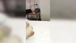 Dụ được bé học sinh tóc ngắn dễ thương