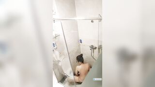 Lẻn vào phòng quay lén chị dâu đi tắm rửa lồn