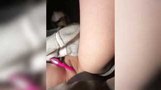 Em teen sextoy nhét lồn chạy xe ngoài đường