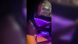 Cô gái ở chuồng ra khỏi xe khi dừng đèn đỏ