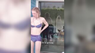 Cô ấy không hề biết bản thân đã lộ núm