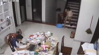 Ông anh ngồi làm việc mà con em cứ cởi quần áo chạy long nhong qua lại