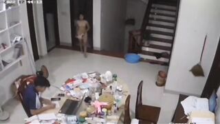 Ông anh ngồi làm việc mà con em cứ cởi quần áo chạy long nhong qua lại